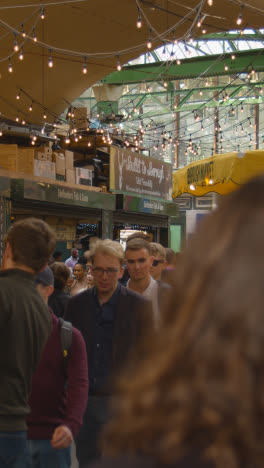 Video-Vertical-Dentro-Del-Mercado-De-La-Ciudad-De-Londres-Reino-Unido-Con-Puestos-De-Comida-Y-Visitantes-Turísticos